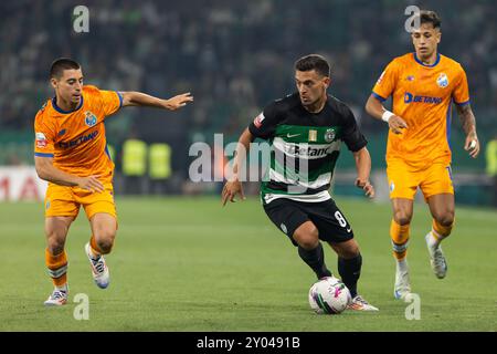 Lisbona, Portogallo. 31 agosto 2024. Vasco Sousa (L) del FC Porto, Pedro Goncalves (C) dello Sporting CP e Ivan Jaime (R) del FC Porto visti in azione durante la partita di calcio Betclic della Liga Portugal tra Sporting CP e FC Porto all'Estadio Alvalade XXI Stadium. (Punteggio finale: Sporting CP 2 - 0 FC Porto) (foto di Hugo Amaral/SOPA Images/Sipa USA) credito: SIPA USA/Alamy Live News Foto Stock