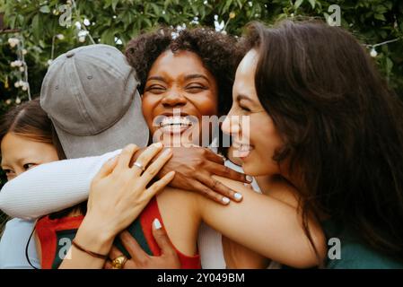 Donna allegra che saluta gli amici a cena Foto Stock