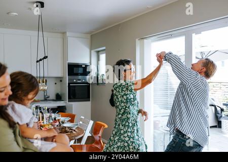 Felice coppia senior ballando con ogni altro a casa Foto Stock