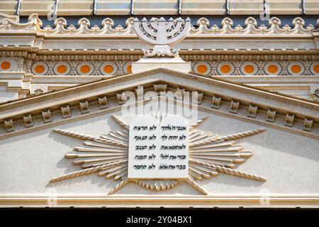 Dettagli della facciata con ornamenti che rappresentano la menorah del Tempio e le Tavole di pietra sulla grande Sinagoga a Roma, Italia Foto Stock