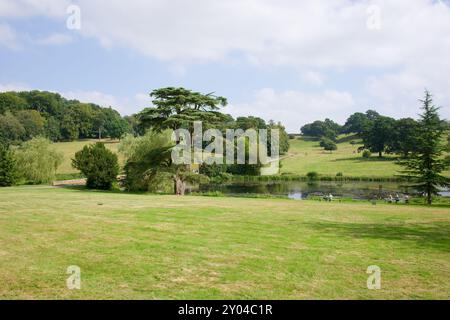 Alberi e lago in una tenuta di campagna a Staunton Harold, Leicestershire, Regno Unito Foto Stock