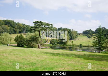 Alberi e lago in una tenuta di campagna a Staunton Harold, Leicestershire, Regno Unito Foto Stock