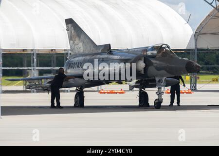 Il personale della Airborne Tactical Advantage Company (ATAC) effettua controlli pre-volo su un F-21 KFIR presso la Marine Corps Air Station Beaufort, Carolina del Sud, Au Foto Stock