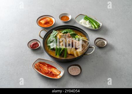 Contorni di piatti coreani, zuppa di costolette di maiale, pentola calda di gopchang e gamjatang Foto Stock