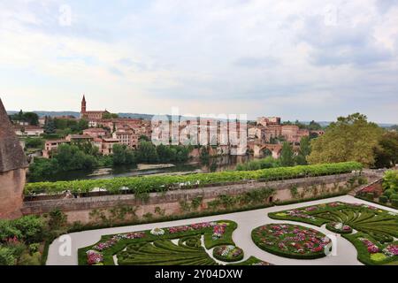 Vista panoramica del Berbie Palace Garden e della città vecchia di Albi, Francia Foto Stock