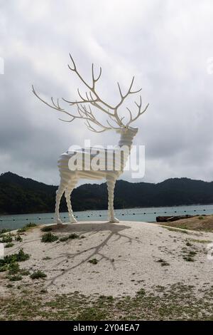 1° settembre 2024. Ishinomaki, Prefettura di Miyagi, Giappone. I dintorni di White Deer (Oshika), un'opera di Kohei Nawa. Foto Stock