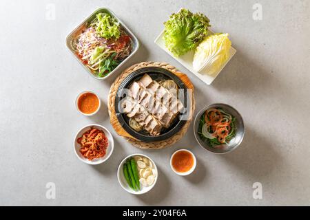 Jokbal, maiale, al vapore, piccante, vassoio, spaghetti, contorni, gamberi salati, lattuga, aglio Foto Stock