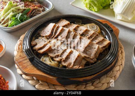 Jokbal, maiale, al vapore, piccante, vassoio, spaghetti, contorni, gamberi salati, lattuga, aglio Foto Stock