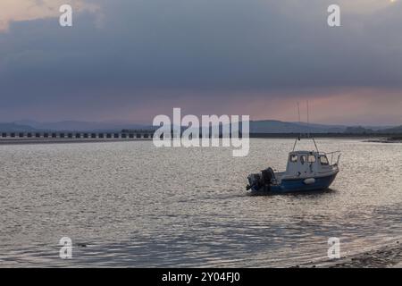 Treno CAF classe 195 Northern Rail che attraversa il viadotto Arnside attraverso l'estuario del fiume Kent sulla panoramica linea ferroviaria costiera della Cumbria Foto Stock