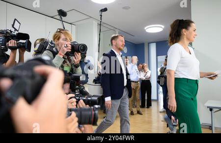 Dresda, Germania. 1 settembre 2024. Michael Kretschmer (CDU, r), ministro presidente della Sassonia, e sua moglie Annett Hofmann arrivano a un seggio elettorale per esprimere i loro voti per le elezioni statali in Sassonia. Le elezioni statali in Sassonia si svolgono domenica. Crediti: Robert Michael/dpa/Alamy Live News Foto Stock