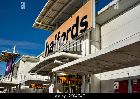 Halfords Store, Century Park, Watford, Hertfordshire, Inghilterra, REGNO UNITO Foto Stock