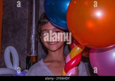 Il ragazzo di 9 anni (cambogiano-americano) festeggia il suo nono compleanno, il microbirrificio Tawandang, Phnom Penh, Cambogia. © Kraig Lieb Foto Stock