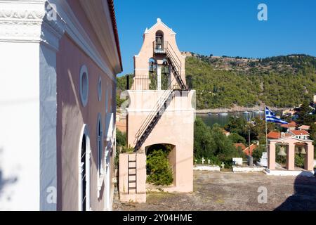 Bella chiesa nel villaggio di Asos, isola di Cefalonia, Grecia Foto Stock