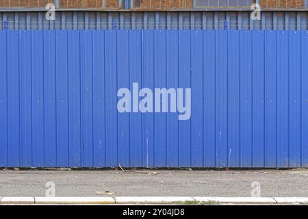 Esterno recinzione blu in acciaio ondulato Foto Stock