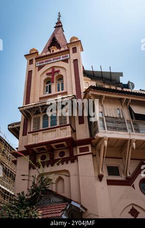 1889 AD. Bowen Memorial Methodist Church on Blue Sky background-Tullock Road, Apollo Bandar, Colaba, Mumbai, Maharashtra INDIA, costruita nel 1887 in onore Foto Stock