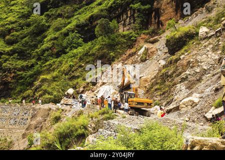 India, 9 agosto : gli ufficiali cercano di liberare la grande roccia sull'autostrada da rishikech a joshimath dopo la frana a causa delle forti piogge il 9 agosto 2014 Foto Stock