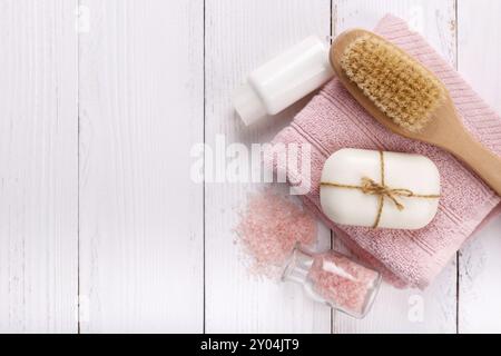 Salvietta di sale marino rosa, spazzola di sapone fatta a mano su sfondo di legno bianco, spazio per copie piatte Foto Stock