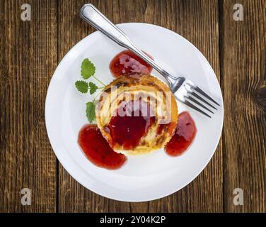 Cheesecake con berry Sacue su un sfondo vintage come dettagliato di close-up shot (messa a fuoco selettiva) Foto Stock