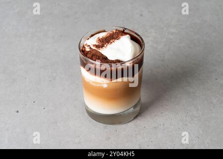 Caffè, torta, ibisco, limone, antipasto, panna di mandorle, mochashpenner, fragola cruda, bottiglia, pane con salsiccia, muffin, tiramisù, croissant, waffle, croissant Foto Stock