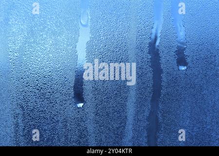 Gocce d'acqua congelata sulla consistenza del primo piano del vetro della finestra Foto Stock