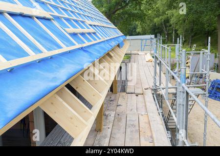 Ponteggio in legno accanto al tetto della nuova casa in costruzione sito Foto Stock