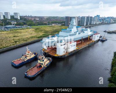 Glasgow, Scozia, Regno Unito. 30 agosto 2024. La fregata HMS Cardiff Type 26 fu lanciata su una chiatta presso il cantiere BAE Systems di Govan, GlasgowPic; Iain Masterton Foto Stock