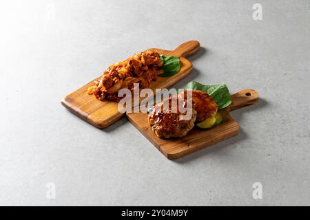 Contorni, cetrioli, kimchi, pranzo al sacco, passera, pesce alla griglia, sgombro, coda di capelli, calamari, uova di quaglia, erbe, verdure, japchae, spi saltato in padella Foto Stock