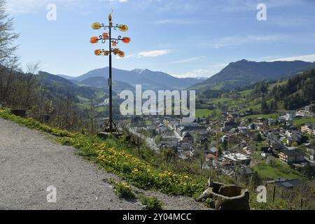 Opera d'arte in vetro sul sentiero che porta al Burg Hohenwerfen sopra Werfen e al fiume Salzach (con foehn-nuvole sul retro), Salisburgo, Austria, Europa Foto Stock