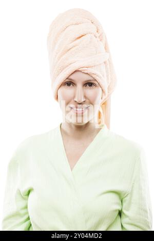 Trattamento del corpo e stile di vita sano, bellezza giovane donna sorridente in accappatoio e asciugamano spa arricciato sulla testa bianco isolato Foto Stock