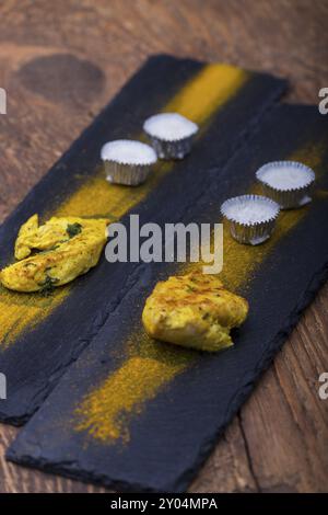 Pollo alla griglia con polvere di curry Foto Stock