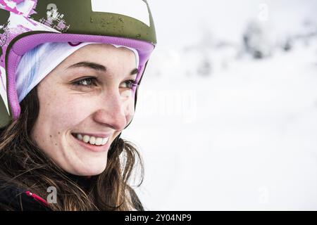 Ragazza francese con abbigliamento da sci sorridente con spazio sulla destra Foto Stock