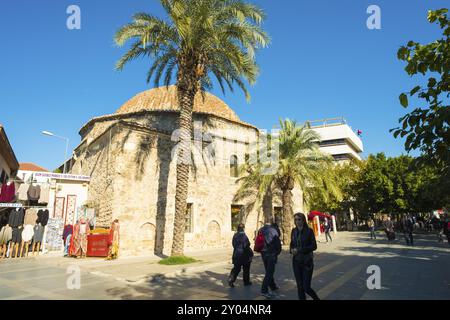 Antalya, Turchia, Novembeer 24, 2017: Pazari Hamami tradizionale casa del bagno turco sul sentiero pedonale nella città vecchia di Kaleici. Orizzontale, Asia Foto Stock