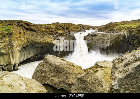 Vista del famoso Aldeyjafoss la cascata con il bellissimo modello presso la scogliera Foto Stock