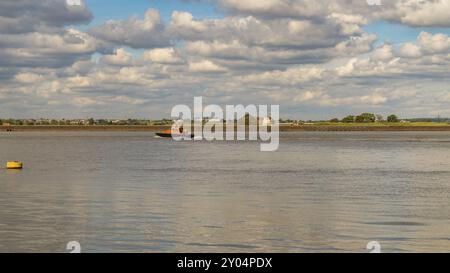 Gravesend, Kent, Inghilterra, Regno Unito, 23 settembre, 2017: vista sul fiume Tamigi con un pilota che passa e Tilbury sullo sfondo Foto Stock