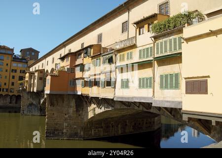 Ponte Vecchio (ponte vecchio) sul fiume Arno a Firenze. Questo ponte medievale ad arco in pietra è molto noto per i suoi negozi di gioielleria costruiti su di esso Foto Stock