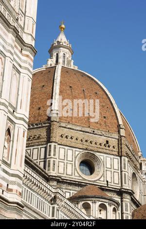 Cattedrale di Santa Maria del Fiore o Duomo di Firenze, dettaglio della cupola del Brunelleschi contro il cielo blu Foto Stock