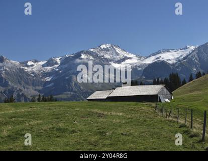 Alte montagne e vecchia capanna con tradizionale tetto in legno Foto Stock