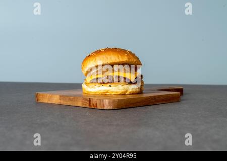 Hamburger, hamburger, ananas, verdure, manzo, peperoncino, pomodoro, lattuga, pane Foto Stock