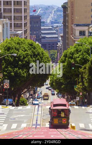 San Francisco, Stati Uniti, 19 maggio 2016: Iconica funivia che viaggia in discesa su Powell Street con Union Square e il centro di Market Street sullo sfondo, Nor Foto Stock