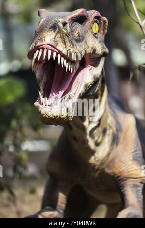 Tempi preistorici dinosauro a piedi la foresta che mostra la sua bocca toothy Foto Stock