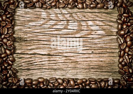 Chicchi di caffè con consistenza in legno marrone Foto Stock