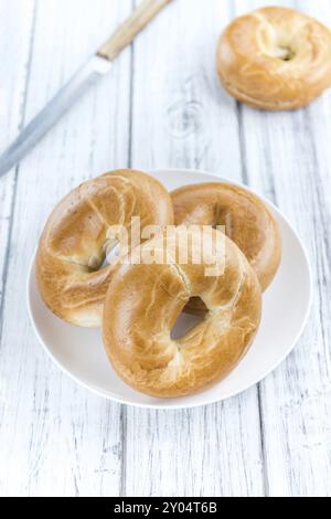 Fatta fresca pianura bagel (messa a fuoco selettiva) su sfondo vintage (close-up shot) Foto Stock