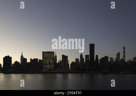 Silhouette dello skyline di Manhattan a New York durante il tramonto Foto Stock