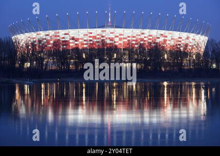 Lo Stadio Nazionale di Varsavia accesa al crepuscolo, pronto per la partita di apertura di Euro 2012, la riflessione sul fiume Vistola Foto Stock