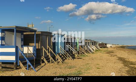 Cabine sulla spiaggia, sulla riva del fiume Tamigi, visto a Southend-on-Sea, Essex, Inghilterra, Regno Unito Foto Stock