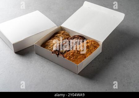 Oreo, torta, bottiglia, rotos, carote, cereali, biscotti, cioccolato, vino, scaglie di cioccolato, Foto Stock