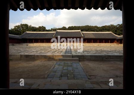 La sala del santuario confuciano che ospita tavolette ancestrali di reali, Yeongnyeongjeon, nel complesso Jongmyo a Seul, Corea del Sud, Asia Foto Stock