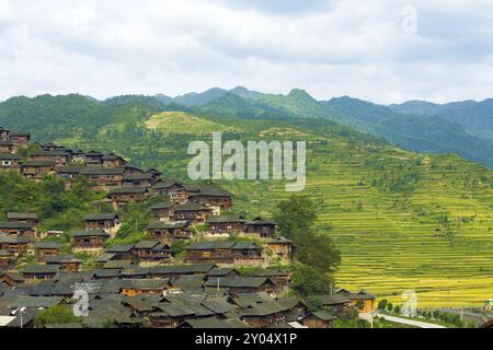 Vista ad alto angolo delle montagne dietro le tradizionali case in legno del villaggio di minoranza etnica Xijiang Miao a Guizhou, Cina, Asia Foto Stock