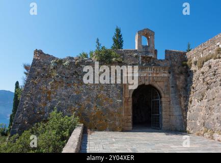 La fortezza nel villaggio di Assos, isola di Cefalonia, Grecia, all'interno della quale si trovano gli edifici della prigione abbandonata Foto Stock