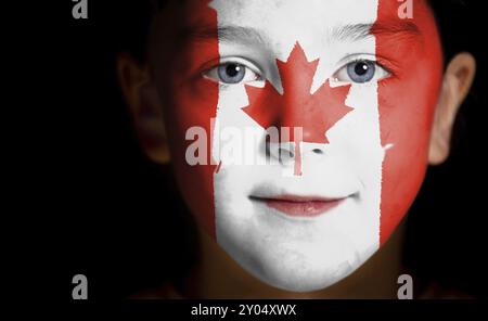Ritratto di un bambino con una bandiera canadese dipinta, primo piano Foto Stock